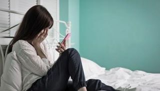 المراهقات أكثر عرضة للابتزاز الإلكتروني