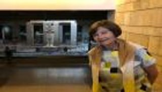 الفنانة الفرنسية ماشا مريل تزور معالم أسوان الأثرية