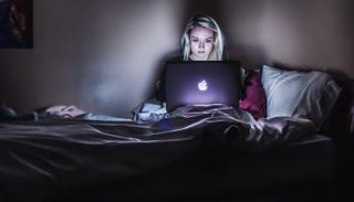 المشاهدة الشرهة للمسلسلات المفضلة تشبه إدمان المخدرات