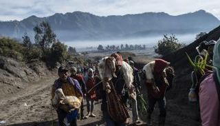 الآلاف يتسلقون بركانا لتقديم الأضاحي في طقوس تقليدية إندونيسية