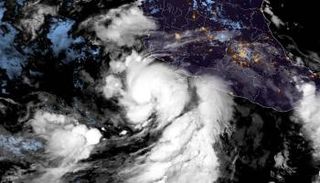 العاصفة إنريكي تتحول إلى إعصار وتهدد المكسيك بفيضانات