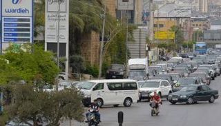 الطوابير أمام محطات الوقود في لبنان