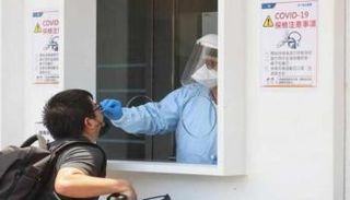 شخص يخضع لاختبار كورونا في تايوان- أرشيفية