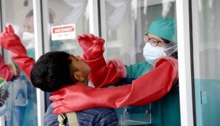 شخص يخضع لاختبار كورونا بإندونيسيا- أرشيفية 