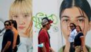 بالصور.. الإسبان يخلعون الكمامة