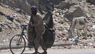 معارك قندوز تجبر عائلات أفغانية على النزوح