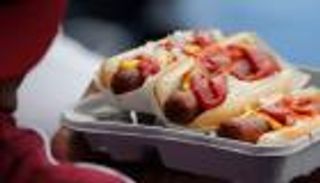 16 ألف دولار إكرامية من زبون طلب شطيرتي "هوت دوج"