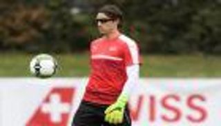 بالصور.. النظارات السوداء أحدث طرق تدريب الحراس في يورو 2020