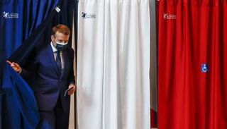 الرئيس الفرنسي إيمانويل ماكرون يدلي بصوته في الانتخابات