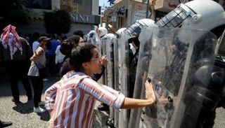 موجة احتجاجات بالضفة بعد وفاة بنات