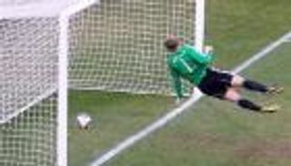 قبل مواجهة إنجلترا.. كيف خدع نوير حكم مواجهة 2010؟