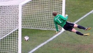 مانويل نوير يتلقى هدف لامبارد الملغى