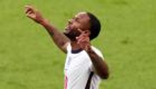 يورو 2020.. لماذا غصب سترلينج من زميله في منتخب إنجلترا؟