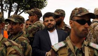 محمد علي الحوثي محاطا بعناصر مليشيا الحوثي