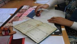 موظفة تختم أوراق السجل المدني - صورة أرشيفية