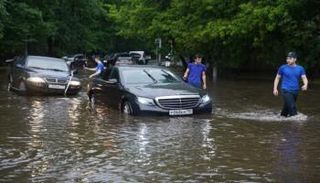 أمطار غزيرة تغرق شوارع موسكو