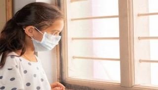 مراهقة هندية ترتدي كمامة للوقاية من كورونا- أرشيفية