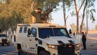 مصفحات تحمل عناصر من مليشيا الحشد خلال استعراض عسكري