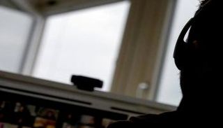 يجب مراعاة الخصوصية والأمان عند استعمال كاميرات الويب