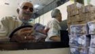 6 أشهر على "تعويم" الدينار.. هل "نجا" اقتصاد العراق؟