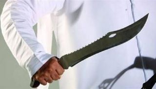 رجل يمسك بسلاح أبيض 