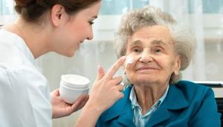 بشرة كبار السن تحتاج إلى عناية خاصة