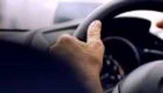 يقود سيارته منذ 34 عاما دون رخصة.. ما القصة؟