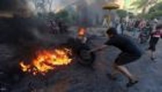 لبنان يشتعل.. رفع أسعار الوقود وسط أعمال عنف وقطع طرق