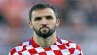 يورو 2020.. الجماهير تجرد لاعبا من ملابسه في الملعب