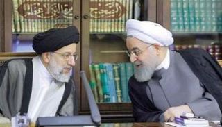 الرئيس الإيراني المنتهية ولايته حسن روحاني والرئيس الجديد إبراهيم رئيسي
