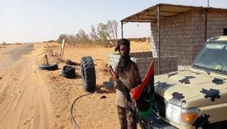 جندي ليبي أمام منطقة مطار الويغ 