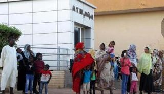 متعاملون داخل مصرف سوداني - أرشيف