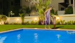 جنات قبل سقوطها مباشرة في حمام السباحة