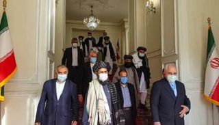 وفد من طالبان خلال لقاء سابق بمسؤولين إيرانيين