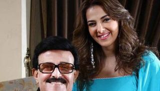 دنيا مع والدها الراحل سمير غانم