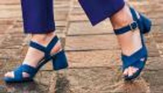 الأزرق يتربع على عرش موضة الصنادل في صيف 2021