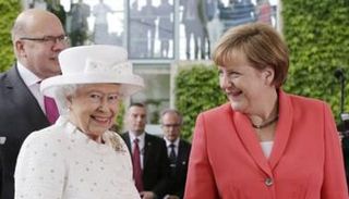 ملكة إنجلترا وميركل في لقاء سابق - أرشيفية