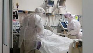 مريض كورونا يتلقى العلاج في مستشفى بتونس- أرشيفية