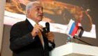 زاهي حواس يوقع كتاب "سحر الأهرامات" في روسيا