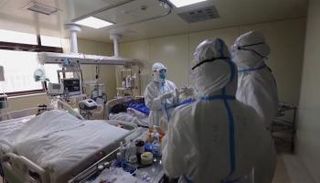 أطباء في أحد أقسام مرضى كوفيد