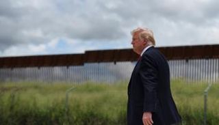 ترامب يتفقد الجدار مع المكسيك -رويترز
