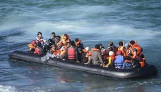 قارب هجرة غير شرعية - أرشيفية