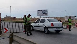 رجال شرطة إيرانيون على حدود البلدة