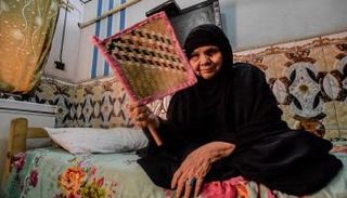 امرأة عراقية تستخدم المروحة الدوارة لمواجهة الحر وانقطاع الكهرباء