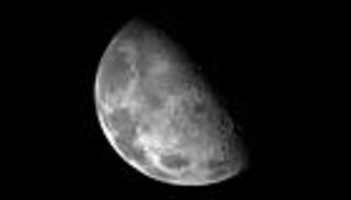 فرصة مثالية للتصوير.. "قمر التربيع الأخير" يزين السماء الليلة