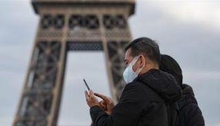 رجل يرتدي كمامة للوقاية من فيروس كورونا (أرشيفية)