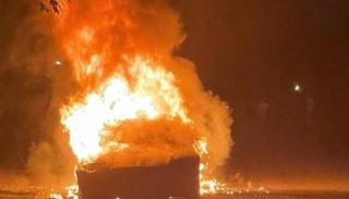 اشتعال سيارة من طراز 