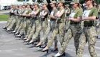  بروفة مجندات بأوكرانيا.. كرنفال "الكعب العالي" يفجر الجدل