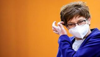 وزيرة الدفاع الألمانية أنجريت كرامب كارينباور