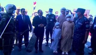 طفلان برفقة الشيخ محمد بن زايد آل نهيان على متن فرقاطة مصرية